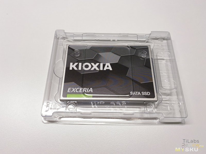 ССД накопитель Kioxia EXCERIA  960GB в формате 2,5 с Sata 3 интерфейсом.