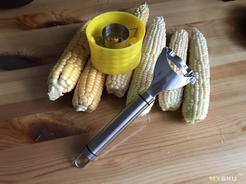 Нож для отделения зерен кукурузы. Батл двух девайсов: всегда ли дороже значит «лучше»?