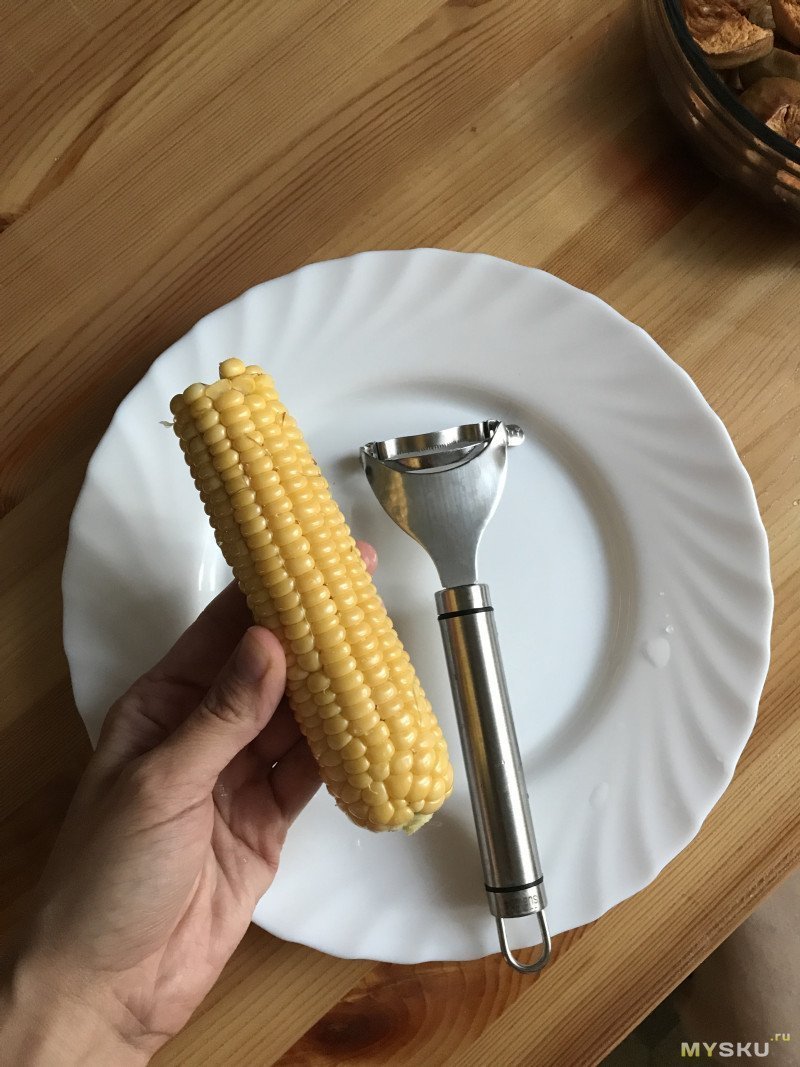 Нож для отделения зерен кукурузы. Батл двух девайсов: всегда ли дороже значит «лучше»?