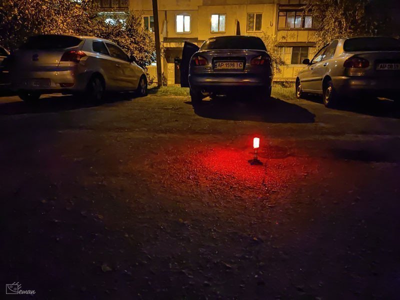 Красный мигающий фонарь для автомобиля